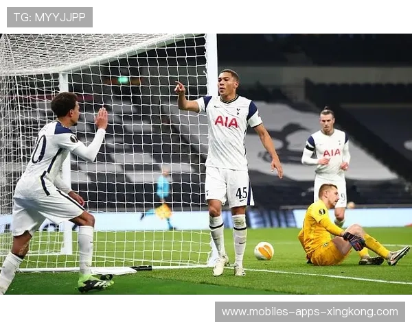 维尼修斯连跑两侧调动对方防线布局：开启边路压迫的新纪元