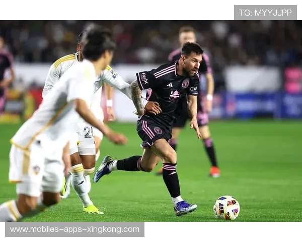 迈阿密国际禁区前沿配合，梅西选择射门